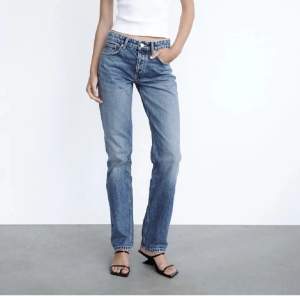 Jeans från zara i modellen straight, passar någon som är ca 160-165!  