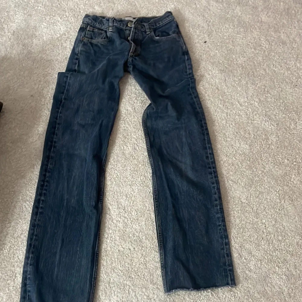 Mörkblåa low waist jeans som är lagom använda pris kan diskuteras!💗. Jeans & Byxor.