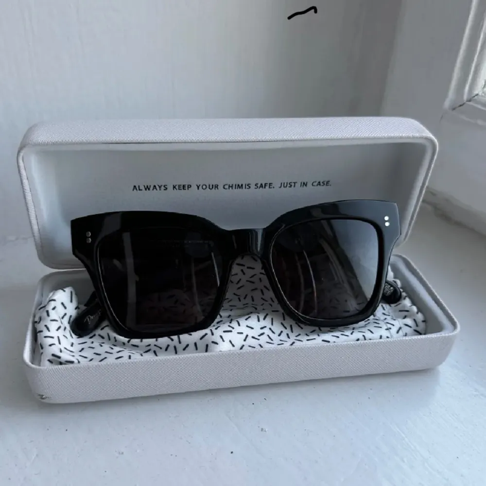Hejhej!💖 Säljer dessa solglasögon ifrån Chimi. Modellen är #005 i färgen Berry (svart). Modellen säljs inte längre så dem är eftertraktade. Väldigt fint skick, endast använda några gånger. Oöppnad glasögonduk + de två olika fodralen och ”lådan”🥰. Accessoarer.