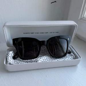 Hejhej!💖 Säljer dessa solglasögon ifrån Chimi. Modellen är #005 i färgen Berry (svart). Modellen säljs inte längre så dem är eftertraktade. Väldigt fint skick, endast använda några gånger. Oöppnad glasögonduk + de två olika fodralen och ”lådan”🥰