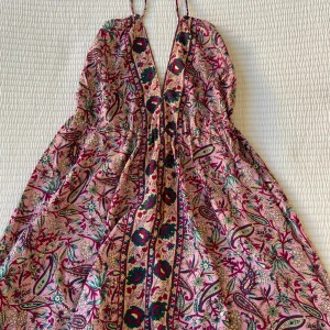 Klänning - Klänning i one size men justeras med band i nacken och ryggen. Oanvänd, lapp kvar 