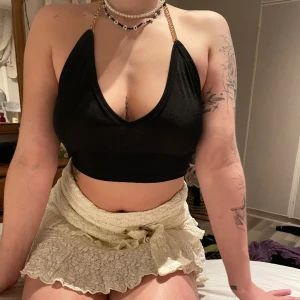 Kjol och tröja säljes - Toppen från fashion Nova och oanvänd kjol från the kript  Nypris på kjolen var 550 Säljes nu för 300kr Tröjan säljs för 100kr