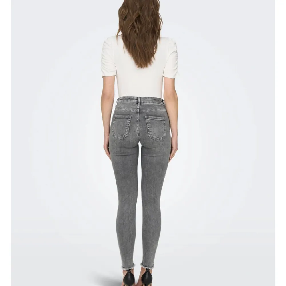 Jeans med skinnyfit, ankellängd. Endast använda ett fåtal gånger.  . Jeans & Byxor.