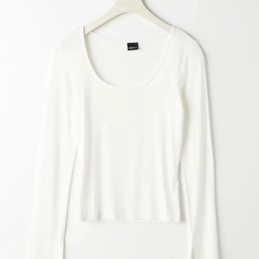 Säljer denna populära vita soft touch tröjan från Gina Tricot då den inte kommer till användning. Knappt använd och inga defekter❤️. Toppar.