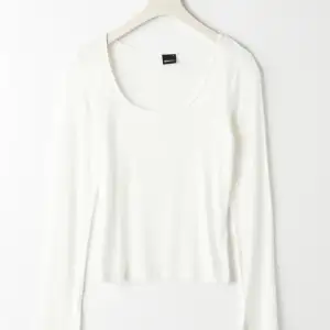 Säljer denna populära vita soft touch tröjan från Gina Tricot då den inte kommer till användning. Knappt använd och inga defekter❤️