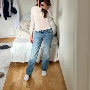 lågmidjade jeans weekday  - lågmidjade jeans från weekday modellen arrow, aldrig använda enbart testade, nypris 600