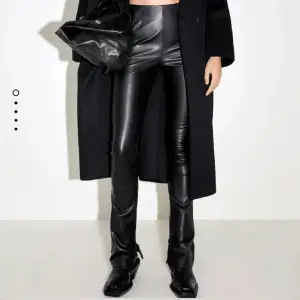 Säljer dessa svarta skinnbyxor från Zara då den inte kommer till användning längre! Har endast använt byxorna 2 gånger!💓💓