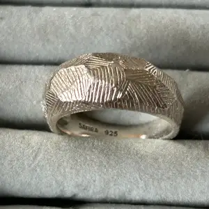 Silvrig safira ring