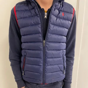 Ralph Lauren väst - En riktigt snygg väst från ralph lauren. Säljer den för 650kr, priset är dock inte hugget i sten🤩Skriv om ni har några frågor😁