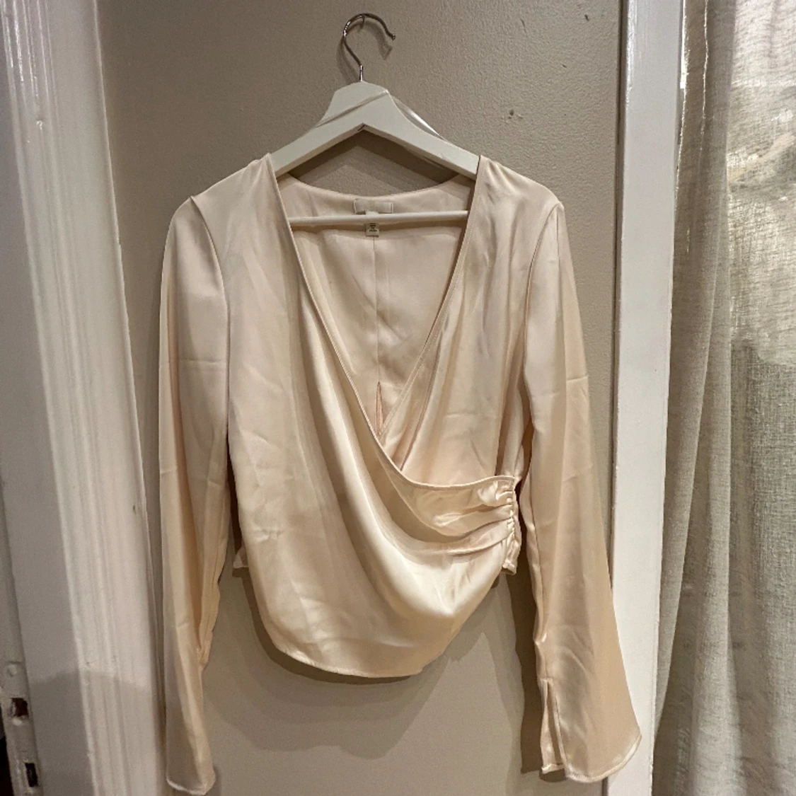 Blus med slitsad arm - 90