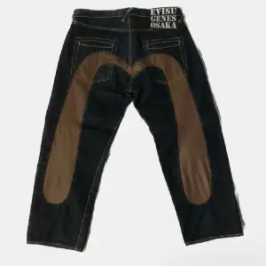 Brown leather diacock denim jeans. As coola Evisu Jeans som jag haft i ca 6 månader men knappt använt dem. Skicket är som nytt och finns knappt något slitet men skriv priv för fler bilder 💯