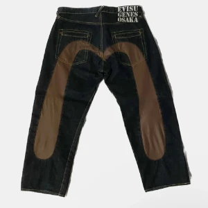 Vintage Evisu genes osaka  - Brown leather diacock denim jeans. As coola Evisu Jeans som jag haft i ca 6 månader men knappt använt dem. Skicket är som nytt och finns knappt något slitet men skriv priv för fler bilder 💯