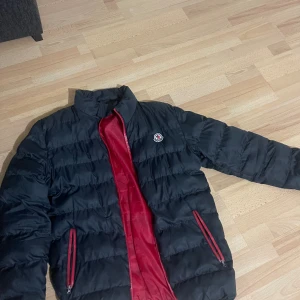 Moncler Jacka - En vår/sommar Moncler jacka som är ganska tunn och kan båda användas som S/M 