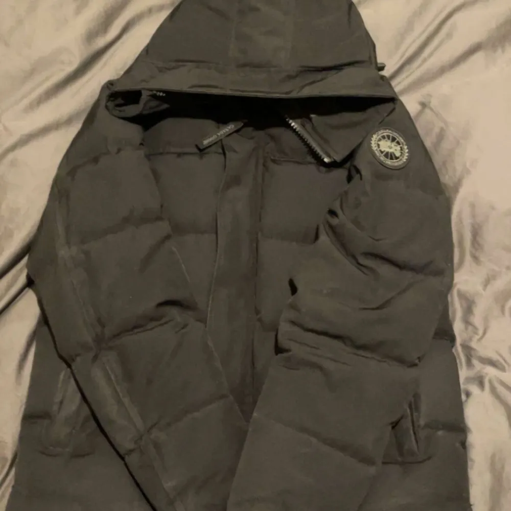 Säljer åt en vän!! 1:1 canada goose black label, inget fel han har bara tröttnat på den. 9/10 kvalité lite slitage på dragkedjan bara. Vid frågor och funderingar är det bara att höra av sig!. Jackor.