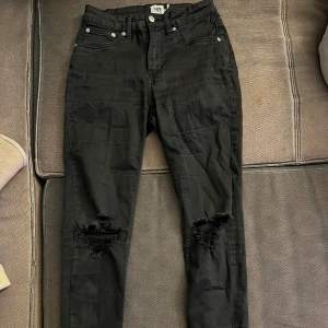 Svarta skinny ripped jeans  - EJ ANVÄND, bra material , storlek M 