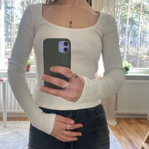 Långärmad vit topp - Perfekt basplagg som passar till allt. Skonsamt använd. Köpt på zalabdo men klippt bort alla lappar så märket är okänt.