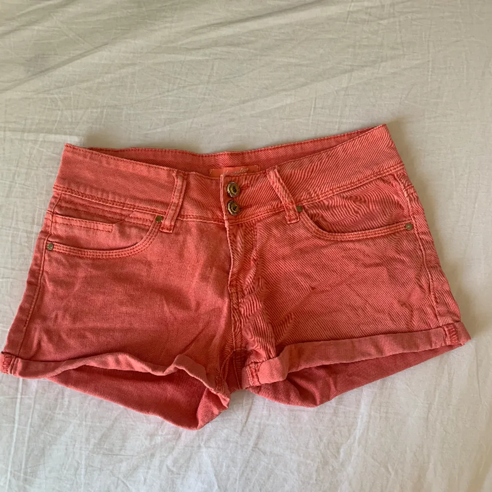 Såå söta låg midjade rosa shorts!!🥰De är lite ljusare i färgen i verkligheten, storlek S/36!❤️❤️💕. Shorts.