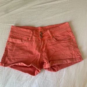 Rosa lågmidjade shorts  - Såå söta låg midjade rosa shorts!!🥰De är lite ljusare i färgen i verkligheten, storlek S/36!❤️❤️💕