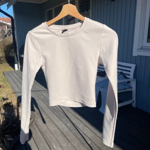  Beige tröja från Gina tricot  - Säljer denna tröja då jag beställde fel stolek och råkade dra av lappen så kunde inte sicka tillbaka den. Därför är den aldrig använd och i nyskick. Hör av er om ni vill ha flera bilder eller har några frågor 