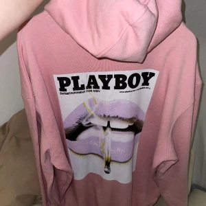 Playboy x Missguided  - Helt oanvänd Playboy x Missguided super oversized hoodie i rosa, utan några noppror eller defekter. Strl 34 på den men passar verkligen XS-L pga den är så oversized 🌸 