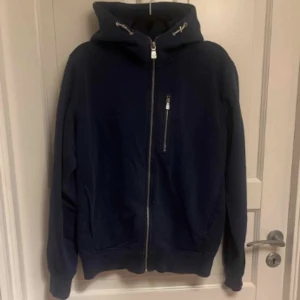 Blå sail racing - Jag säljer nu min blå sail racing tröja eftersom den inte kommer till användning. Knappt använd och bra skick! 