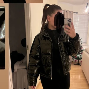 Glansig jacka! - Jackan är precis som ny då jag knappt antänt den!