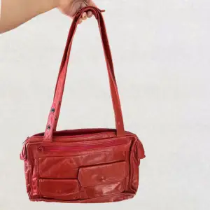 Super fin väska i rött skinn! Fint skick ❤️