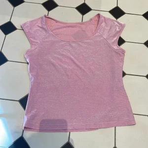 Glittrig tshirt - Glittrig tshirt i ok skick