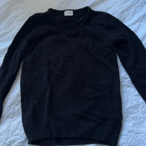 Stickad tröja - Svart stickad från vila. Storlek xs. Säljs då den inte kommer till användning☺️