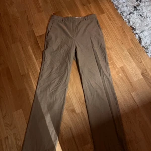 Kostymbyxor  - Lite stora i midjan  Annars inget att klaga på 