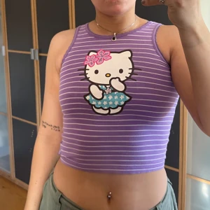 Hello kitty linne  - Super gulligt linne från hello kitty , mycket bra skick ! ❤️