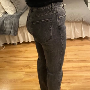 Jeans NICKISTUDIOS - Ett par jättefina jeans i en mörkgrå tvätt. Dessa kommer ifrån Gina Tricots kollektion tillsammans med Nicki Studios. Jeansen är slitna baktill vilken gör de väldigt coola till ett par skor. 