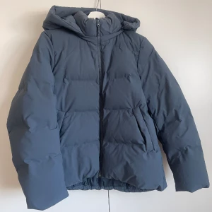 Jacka  - Säljer denna så fina blåa jacka från UNIQLO i storlek M. Knappt använd, superbra skick!  Skicka gärna ett meddelande om du har frågor eller önskar fler bilder. 