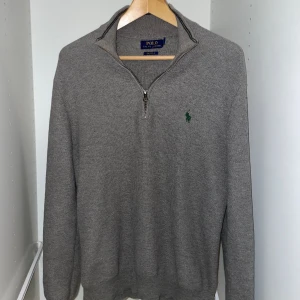 Ralph lauren halfzip  - Säljer denna riktigt feta Ralph lauren halfzip. Nästan helt ny, använd en gång. Nypris runt 1500kr säljer för enadast 300kr!!Priset är ej hugget i sten. Skriv gärna för frågor eller mer bilder. 