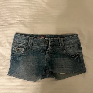 Jeansshorts  - As snygga jeansshorts som är lågmidjade och har coola fickor💞