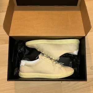 Saint Laurent skor - Beige - Säljer ett par äkta Saint Laurent skor i färgen Beige/créme. Använt fåtal gånger så dem är i väldigt i bra skick. Skick: 8/10 Hör av dig vid minsta fråga. Pris kan diskuteras vid snabb affär. Säljer billigt då jag vill bli av med dem😃