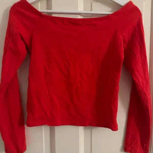 Långärmadtröja - Fin röd långärmadtröja från Gina Tricot ❣️ Säljs då den inte kommer till användning. Som ny! 