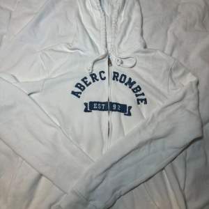 Säljer en zip hoodie från Abercrombie & Fitch.💗(saknar snören i luvan)