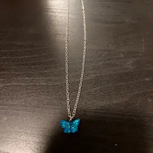 Fint halsband med blå fjäril. Använd en gång