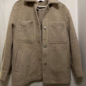 Vår jacka från Bershka - Knappt använd så i fint skick!