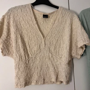 Topp - Jättefin topp i beige. Köpt från gina knappt använd. Storlek M säljer den  för 85kr