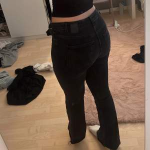 Svarta Bootcut jeans från HM , midwaist storlek M