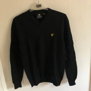 Stickad Lyle & Scott tröja S - Jag säljer en svart stickad tröja från märket Lyle and Scott i storlek S. Tröjan är sparsamt använd och i mycket bra skick. Hör gärna av dig om du undrar något mer:)