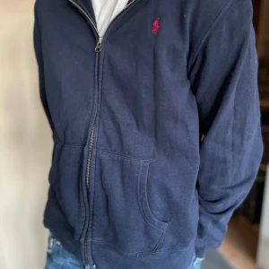 Raulph Lauren hoodie  - Storlek xl för barn vilket är stolek medium för vuxna. Köpt för 1100 kr du får den för 500. 10/10 skick. Perfekt  nu till vår och sommar. 