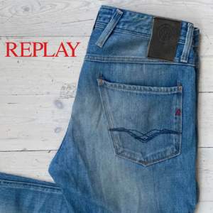 Ett par snygga replay jeans i den populära modellen anbass (slim fit)🤩👖 fint skick, storlek W30 L32. Kontakta för fler bilder eller om du har funderingar🙌