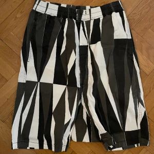 Rick Owens DS Pods - Rick Owens DS pods in black/dark dust/white. In great condition except for missing drawstring. Men’s size M.