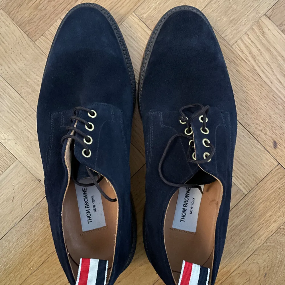 Thom Browne derby shoes, navy blue color, suede leather. UK size 7.5 about 42 EU. Excellent condition, never worn outside.. Skor.
