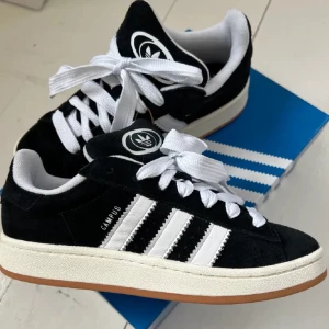 Adidas campus 00 - Säljer dessa nästintill oanvända adidas campus skor i storlek 38! Säljs då jag tyvvär råkade beställa dubbletter och har inte orkat skicka tillbaka de! Vid eventuella frågor eller funderingar kom privat!💓💓