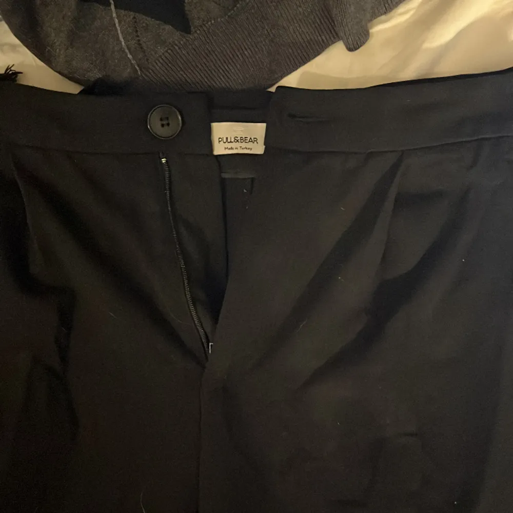 Svarta kostymbyxor från Pull&Bear. Midwaist . Jeans & Byxor.