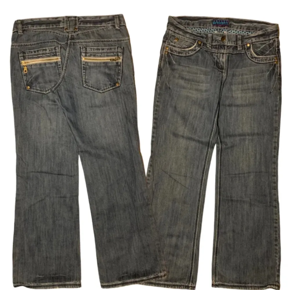 Lowwaist jeans. Helt oanvända, säljer för de va för korta för mig  Mått: ytterbenslängd - 101 cm, midjemått - 45cm, benöppning - 24 cm.  (storlek 12/40)  Skriv gärna om ni undrar nåt!☺️pris kan diskuteras . Jeans & Byxor.